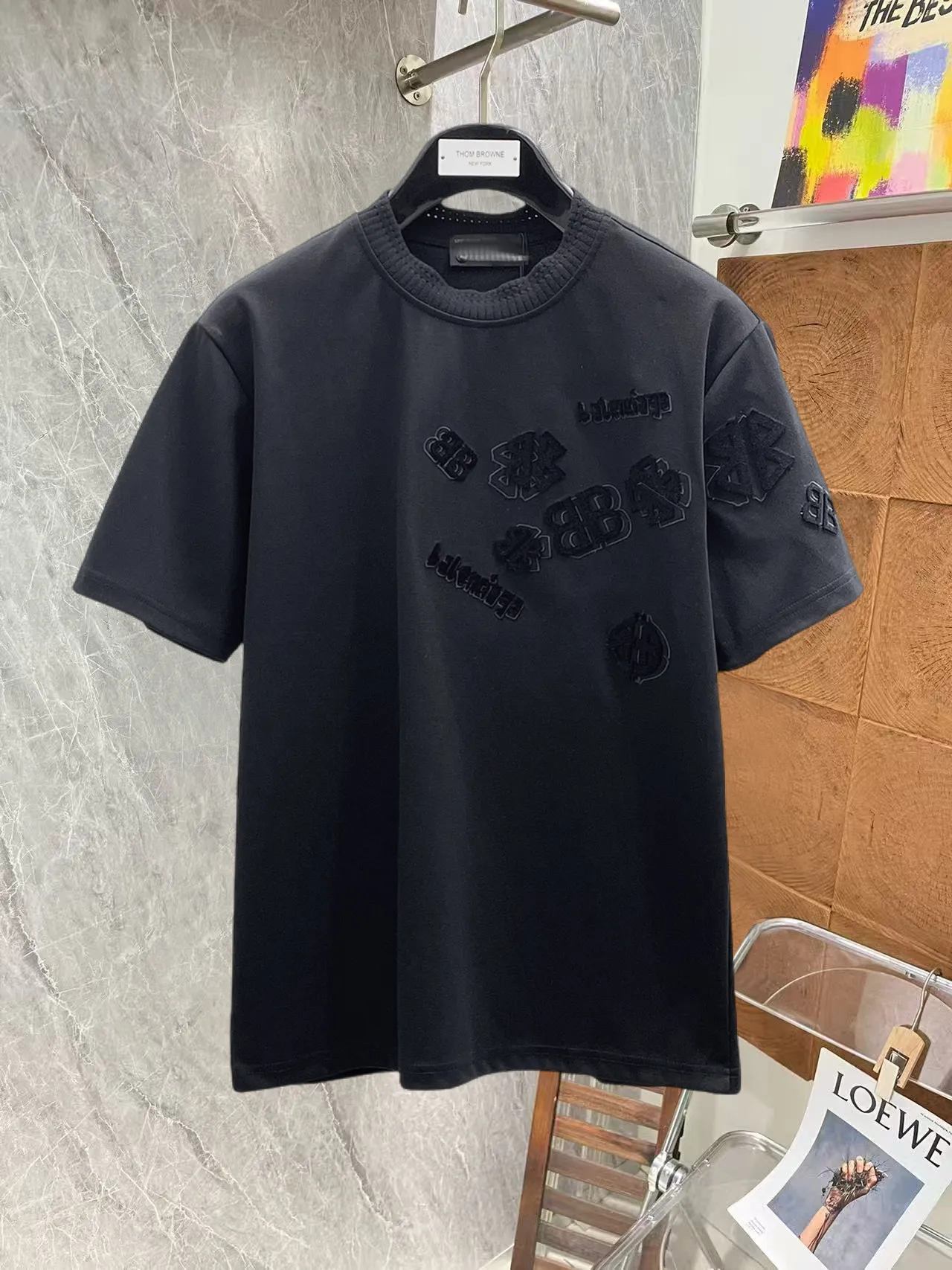 Burberry's top products 🐮2026 Spring and Summer New Arrival first counter, the latest New Arrival short-sleeved round neck T-shirt Premium customized design, avant-garde and fashionable! Brand logo heavy craftsmanship design Premium customized 260g fabric. Soft to the touch. Comfortable to wear. Counter-level exquisite stitching. Fine workmanship. The upper body effect is incomparably handsome! A must-have item for a stylish man! Sizes:M-XXXL